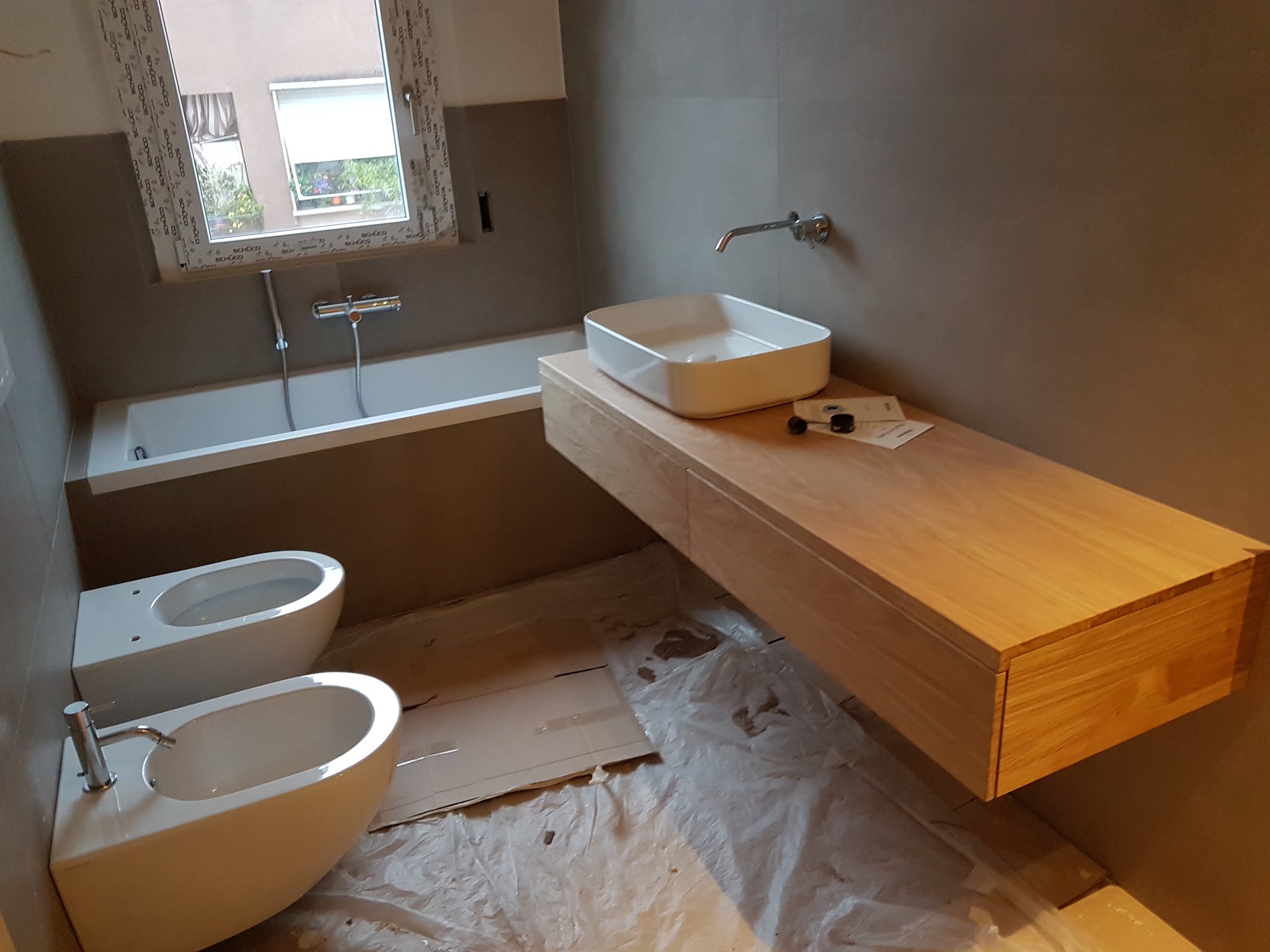 Mobile bagno: Legno e linee sospese