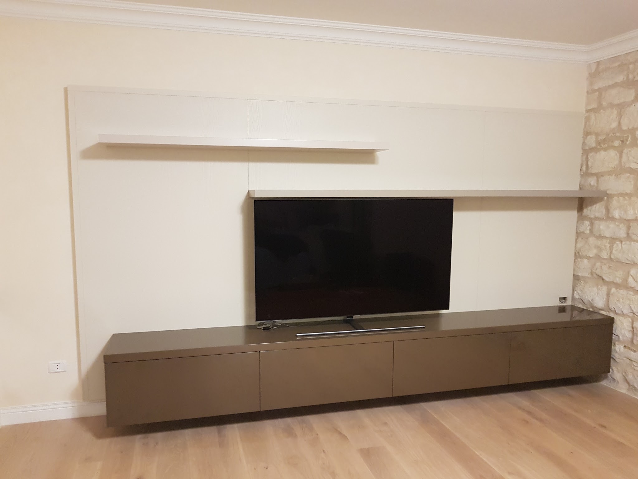 Parete attrezzata: Zona TV integrata