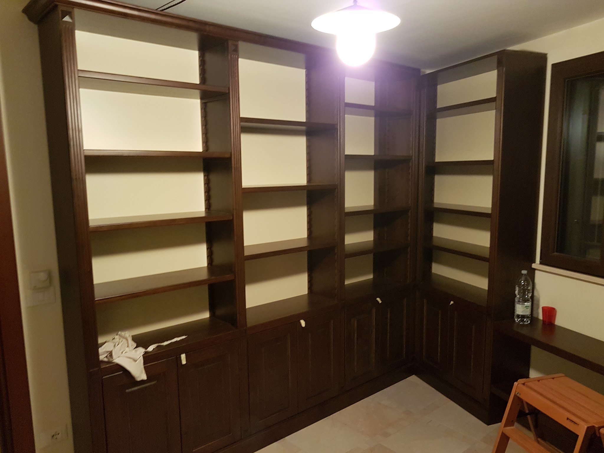 Libreria angolare: Legno scuro